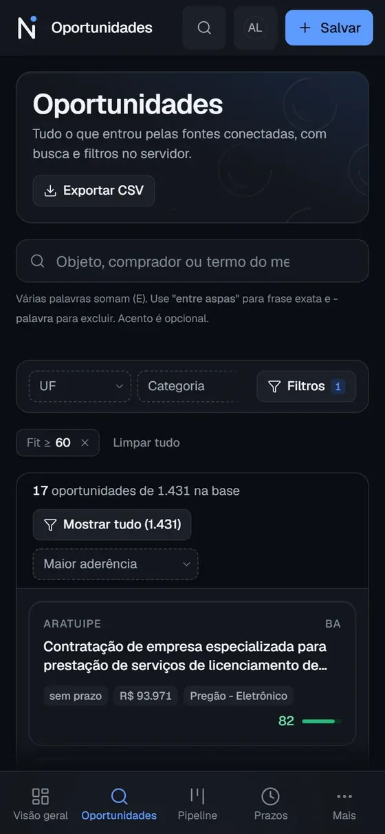 A mesma fila de oportunidades no telefone: cada linha da tabela vira um cartão e a navegação vira uma barra de abas na base.